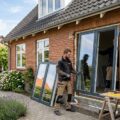 Nye isoleringsvinduer monteret i dansk hus for bedre energieffektivitet